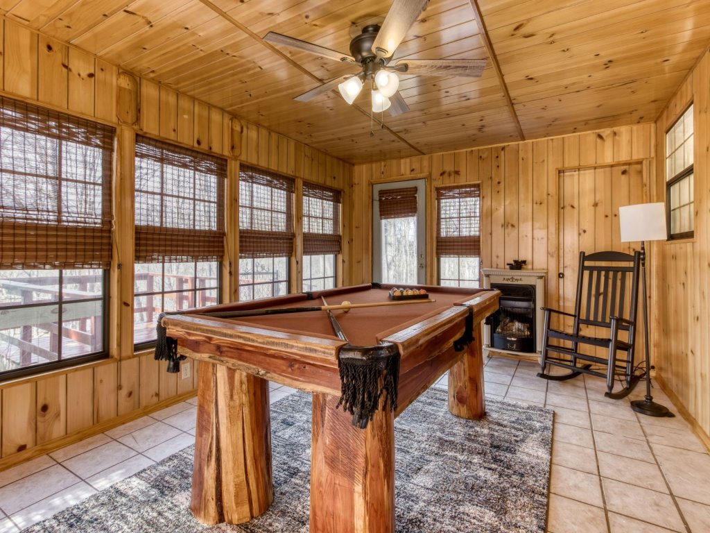 Farmhouse Cottage Vacation Rental in Sevierville - RedAwning