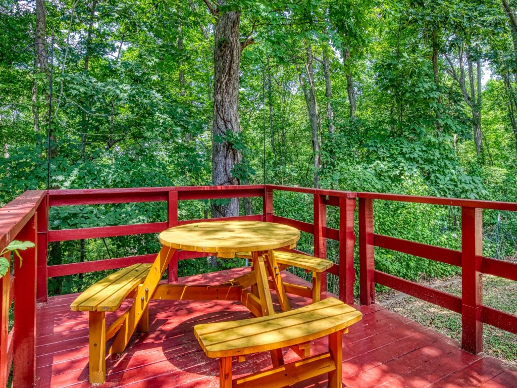 Farmhouse Cottage Vacation Rental in Sevierville - RedAwning
