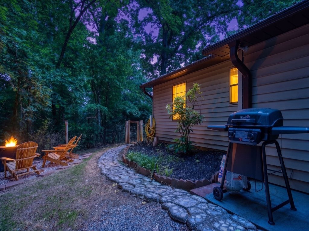 Farmhouse Cottage Vacation Rental in Sevierville - RedAwning