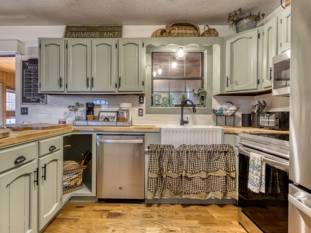 Farmhouse Cottage Vacation Rental in Sevierville - RedAwning