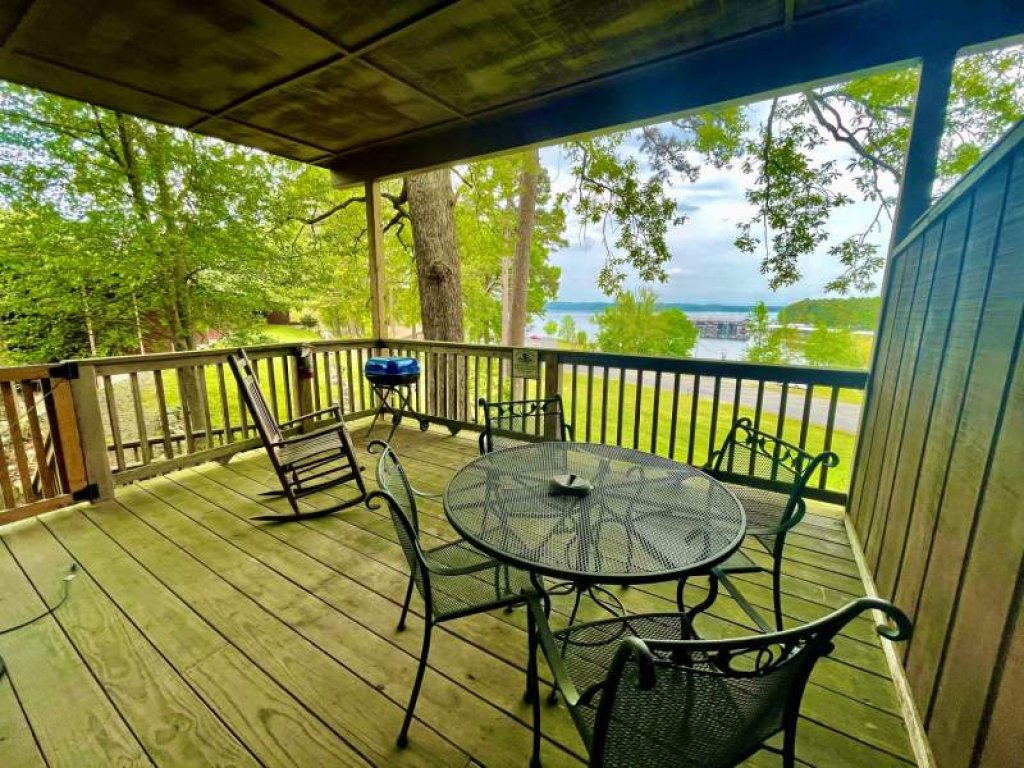 SU13 - Lake view King Studio with full kitchen, deck overlooking Lake Ouachita, king bed and queen sleeper sofa Vacation Rental in Arkansas - RedAwning