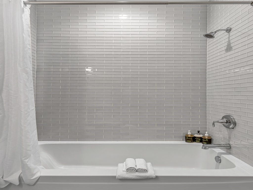 Elegant Condo-Walk to Wrigley Field, 32+ Nights Vacation Rental in Chicago - RedAwning