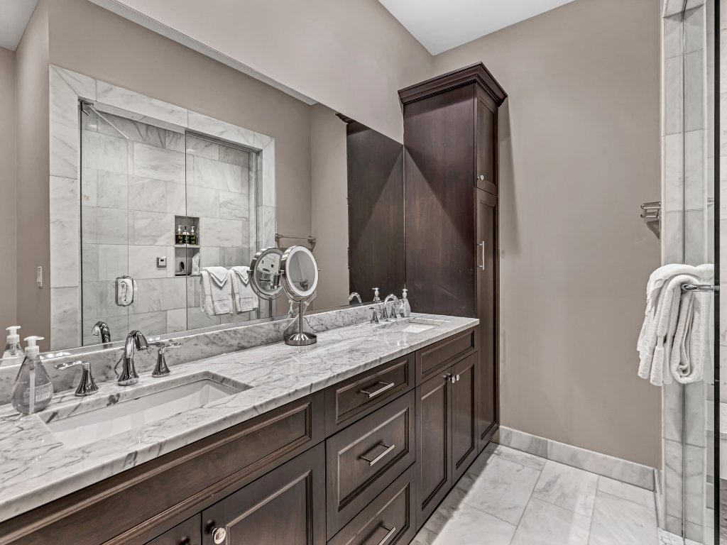 Elegant Condo-Walk to Wrigley Field, 32+ Nights Vacation Rental in Chicago - RedAwning