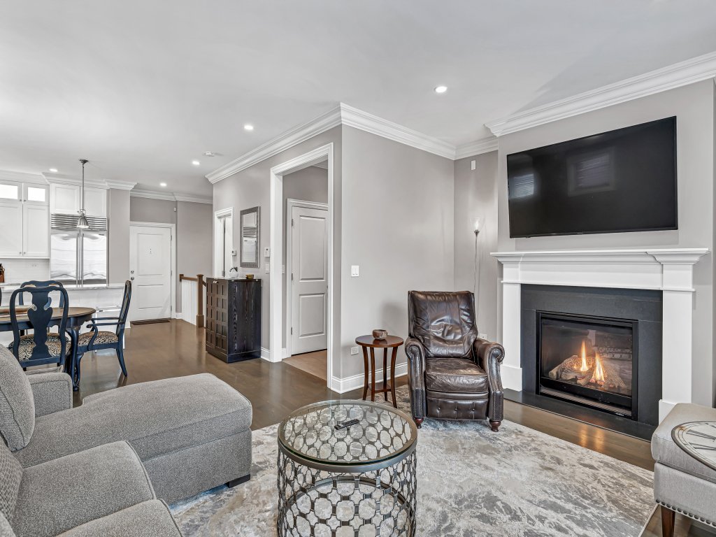 Elegant Condo-Walk to Wrigley Field, 32+ Nights Vacation Rental in Chicago - RedAwning