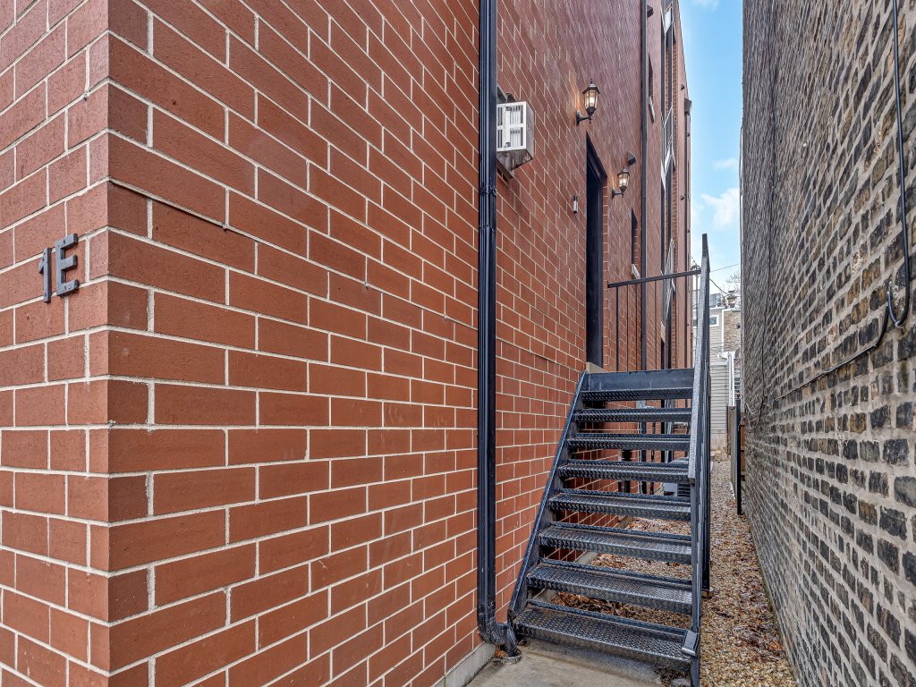 Elegant Condo-Walk to Wrigley Field, 32+ Nights Vacation Rental in Chicago - RedAwning
