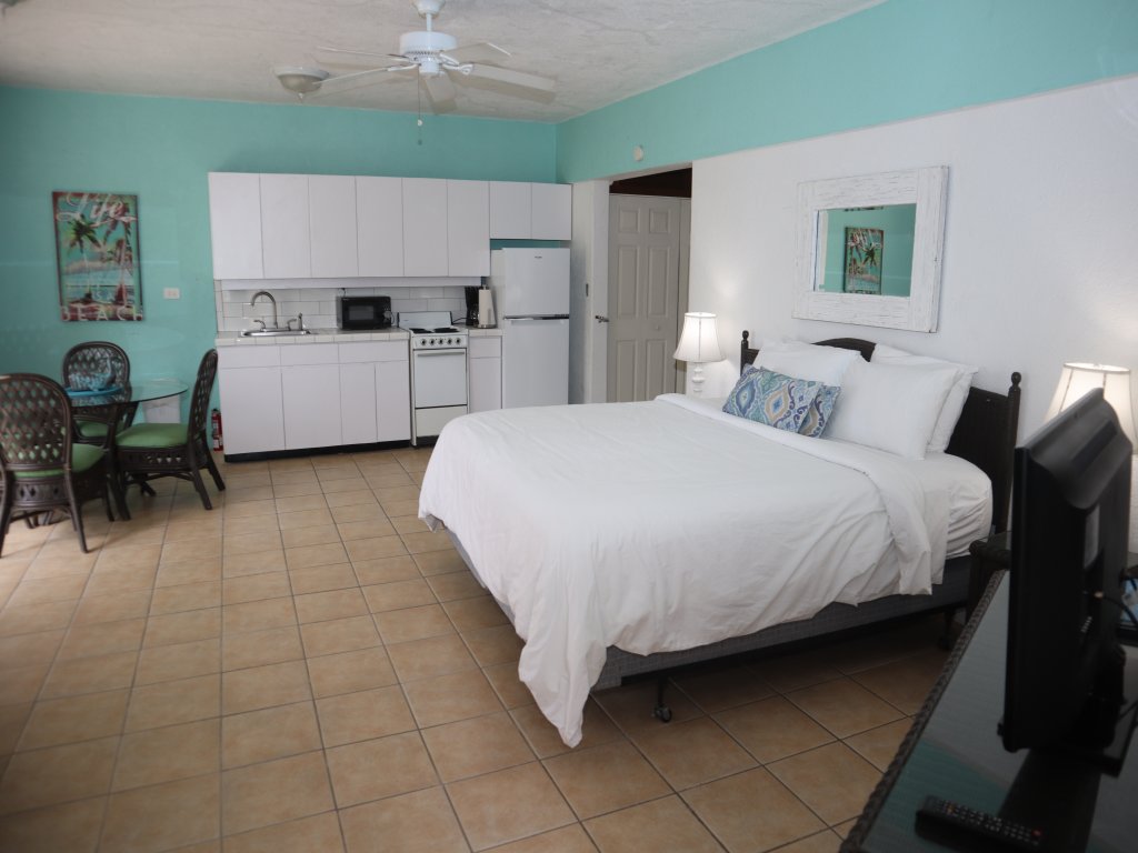F12 Vacation Rental - RedAwning