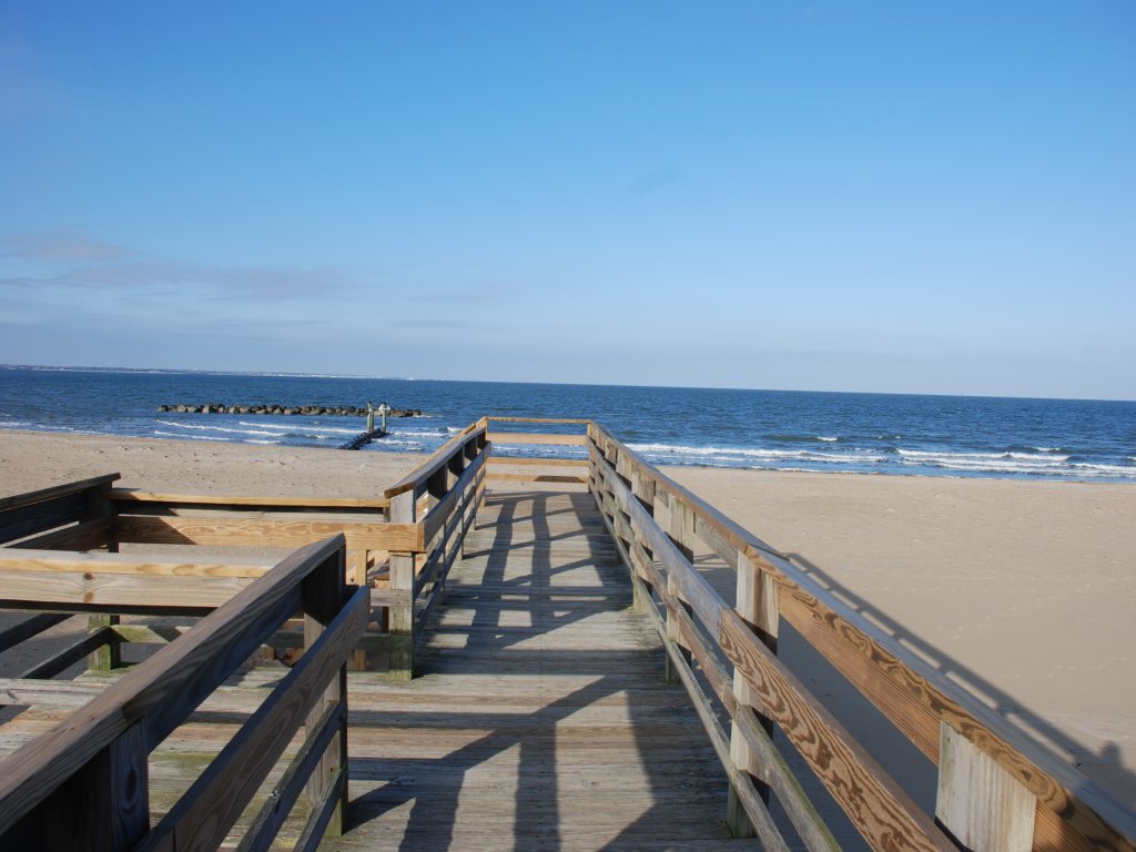 Cozy Suite - Pet friendly, Beach Side Vacation Rental in Norfolk - RedAwning