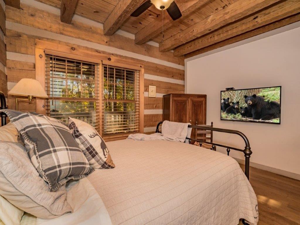 Rockin R Lodge Vacation Rental in Sevierville - RedAwning