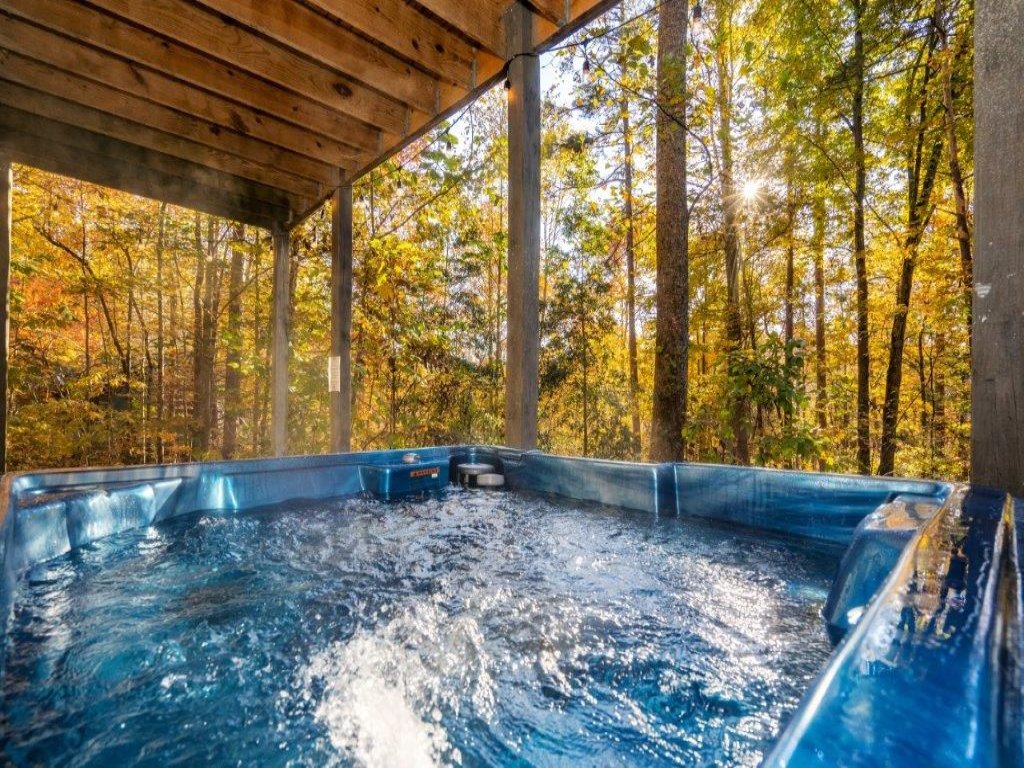 Rockin R Lodge Vacation Rental in Sevierville - RedAwning