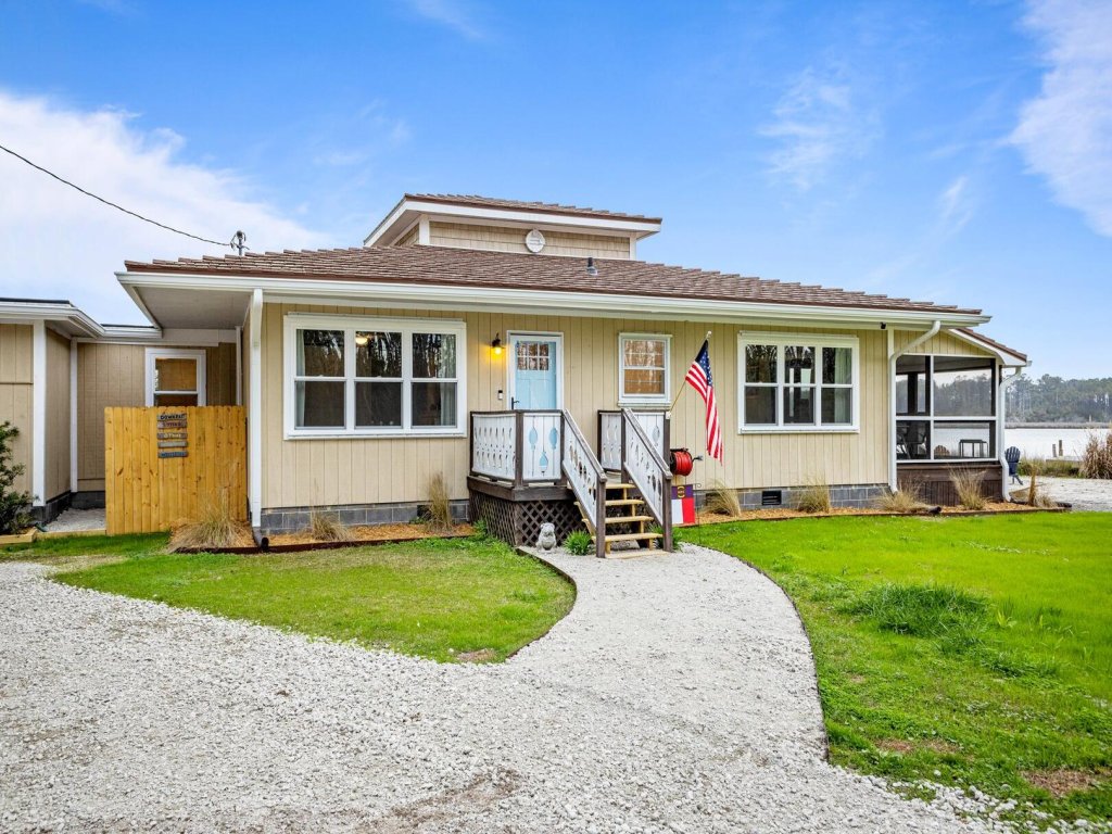 Water's Edge Retreat Vacation Rental in North Carolina - RedAwning