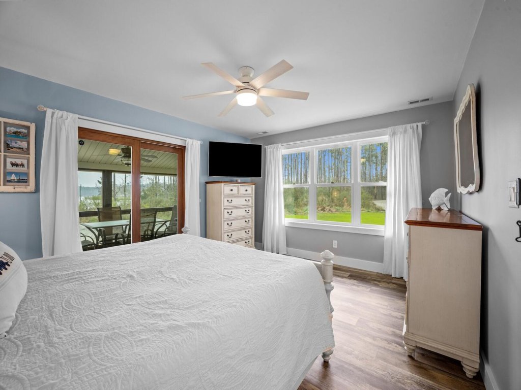 Water's Edge Retreat Vacation Rental in North Carolina - RedAwning