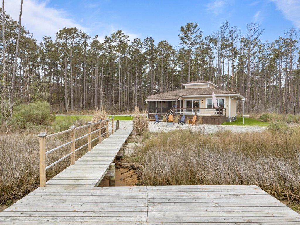 Water's Edge Retreat Vacation Rental in North Carolina - RedAwning
