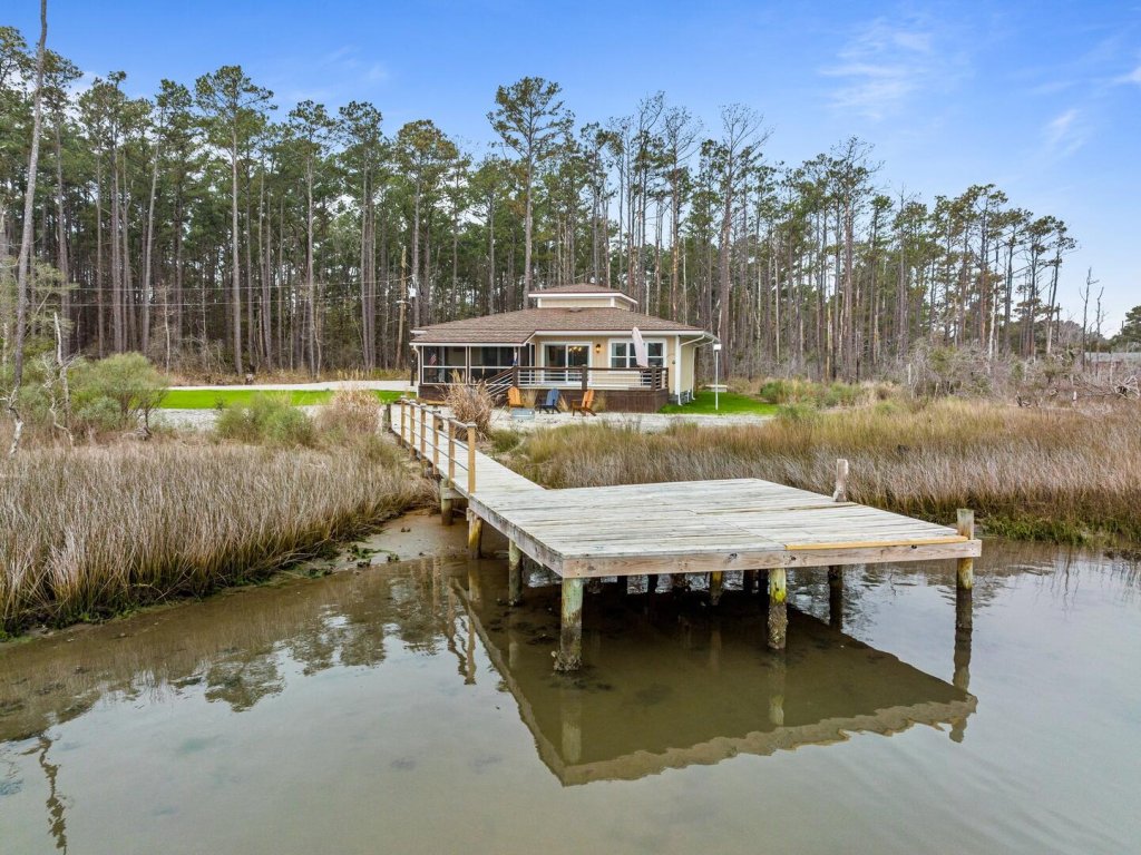 Water's Edge Retreat Vacation Rental in North Carolina - RedAwning