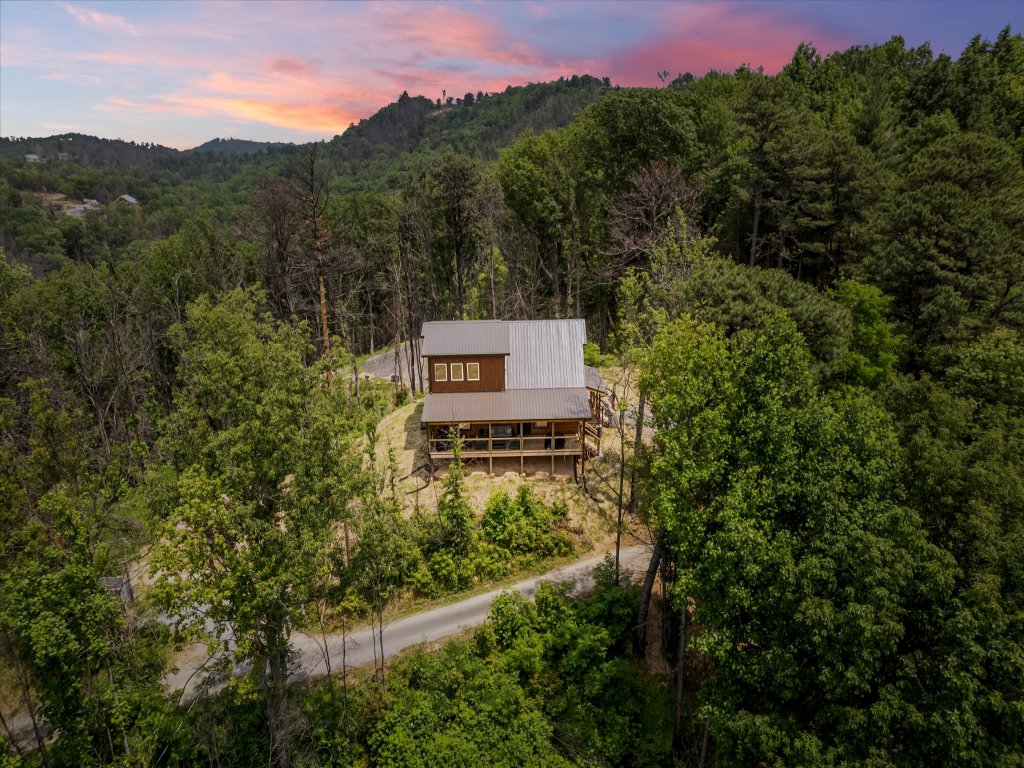 Bear View Retreat Vacation Rental in Sevierville - RedAwning