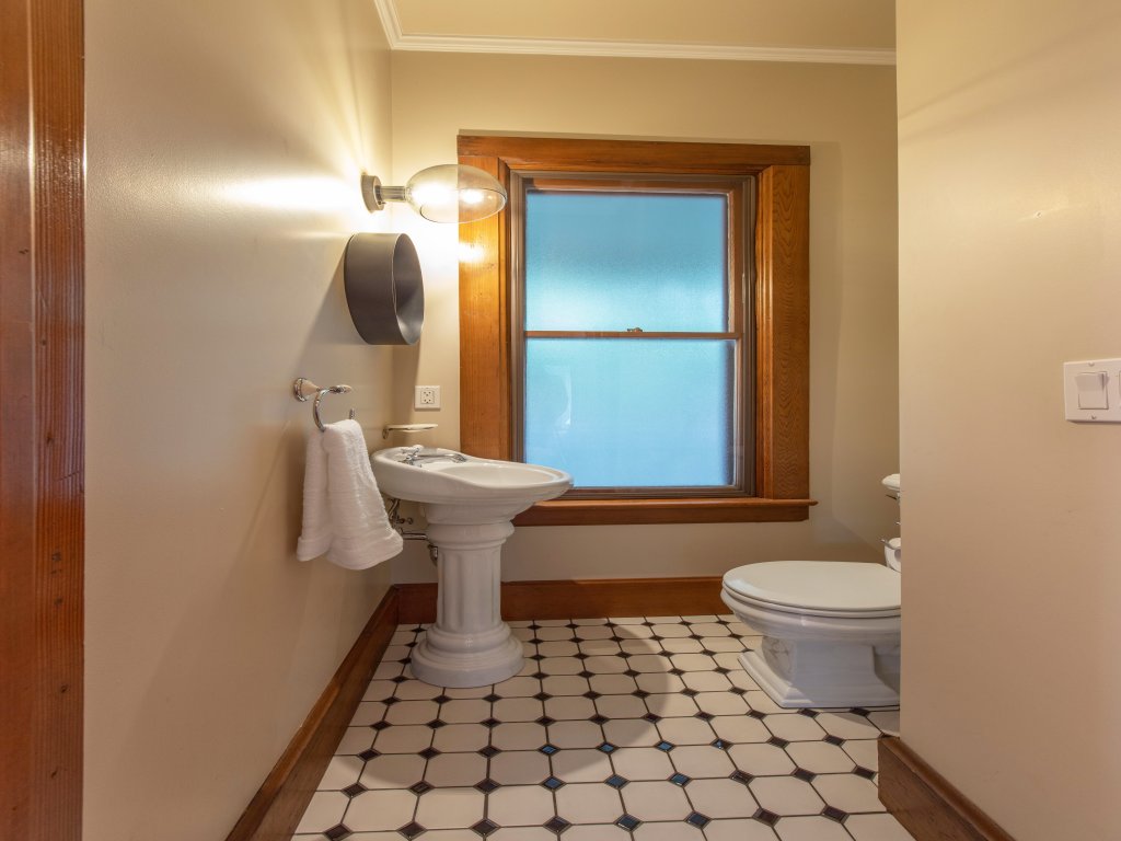Historic Roe Parker 30 night minimum Vacation Rental in Hood River - RedAwning