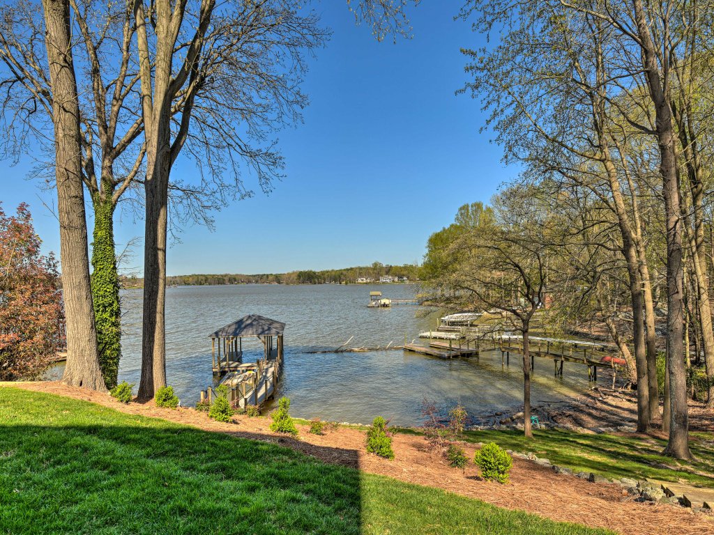 4BR Riviera Paradise w/ Private Dock! Vacation Rental in North Carolina - RedAwning