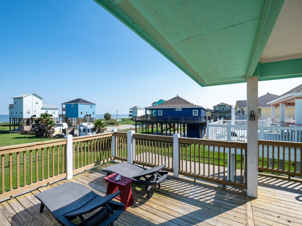 The Lazy Lobster Vacation Rental in Texas - RedAwning