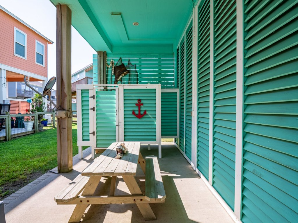 The Lazy Lobster Vacation Rental in Texas - RedAwning