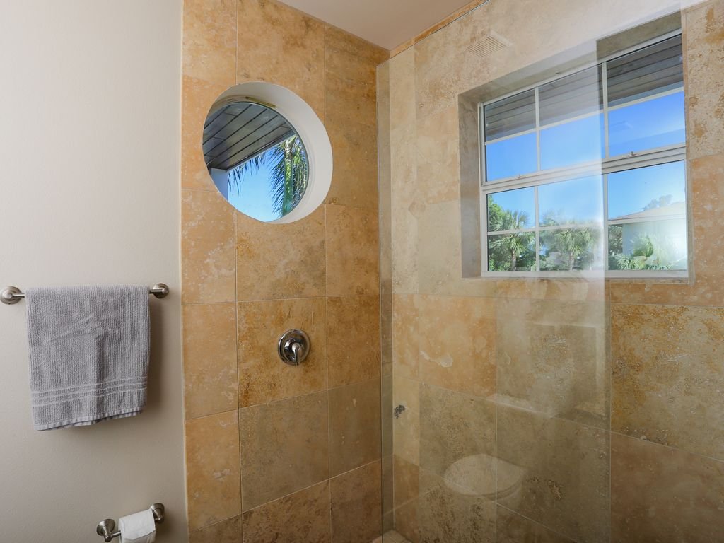Paradise Beach House Vacation Rental in Holmes Beach - RedAwning