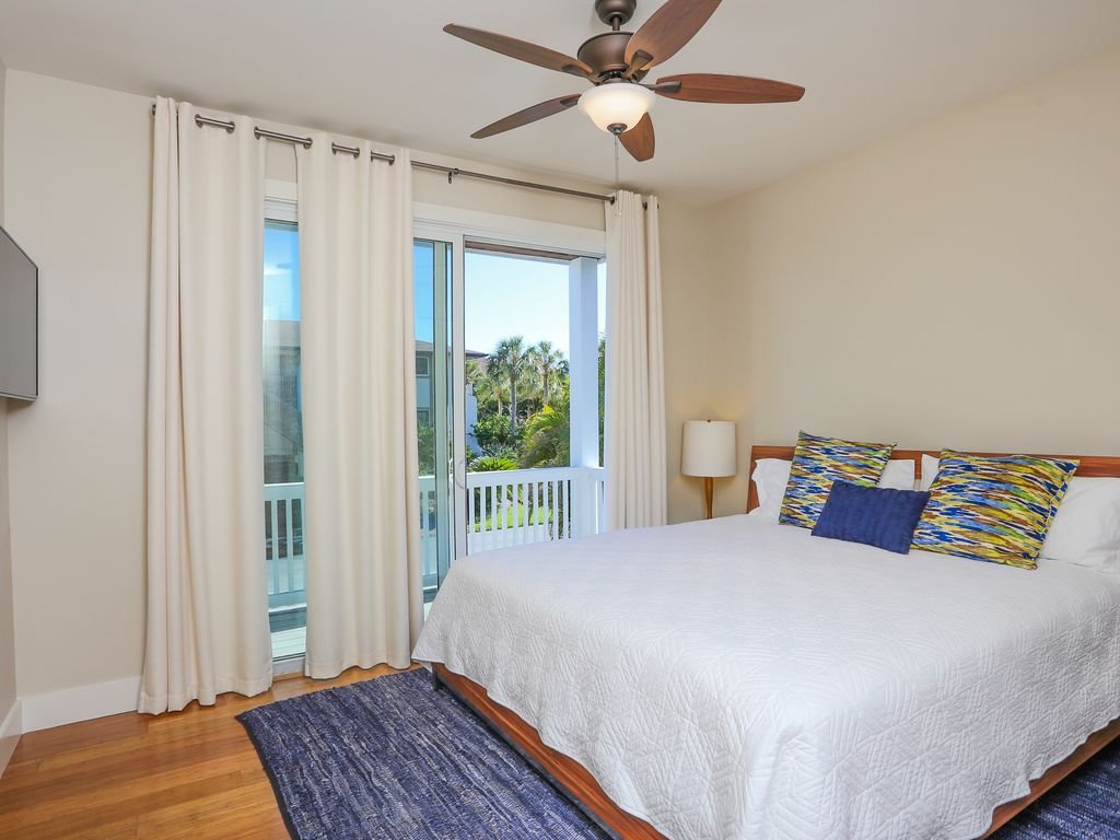 Paradise Beach House Vacation Rental in Holmes Beach - RedAwning
