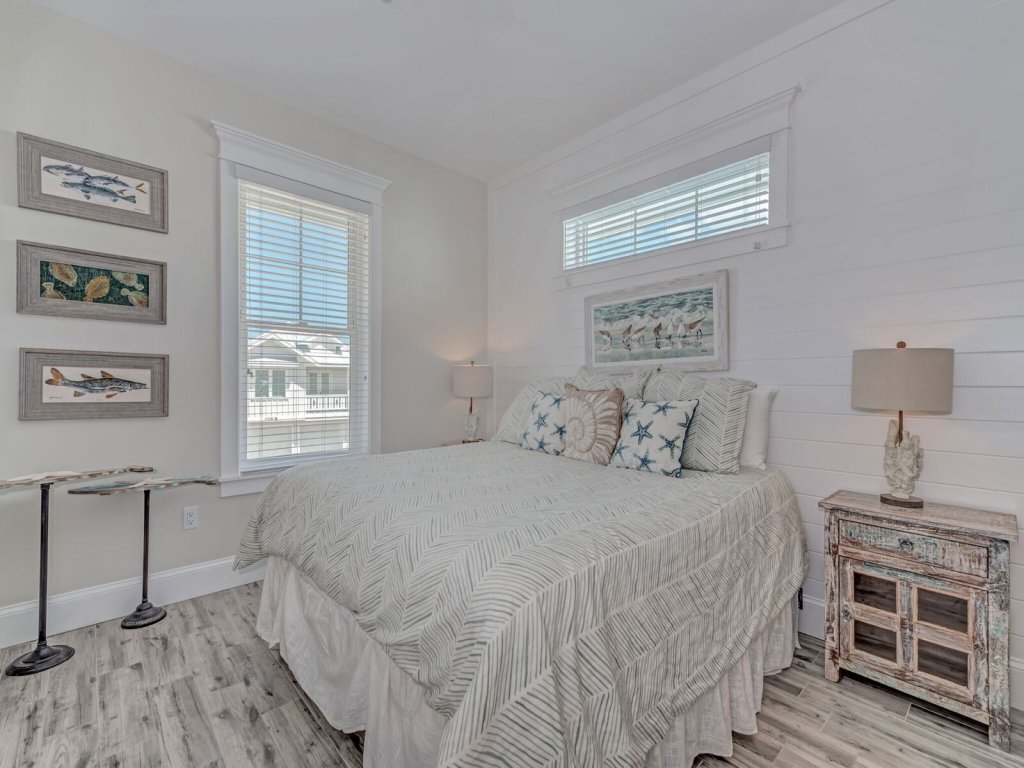 307 65th Street Vacation Rental in Holmes Beach - RedAwning