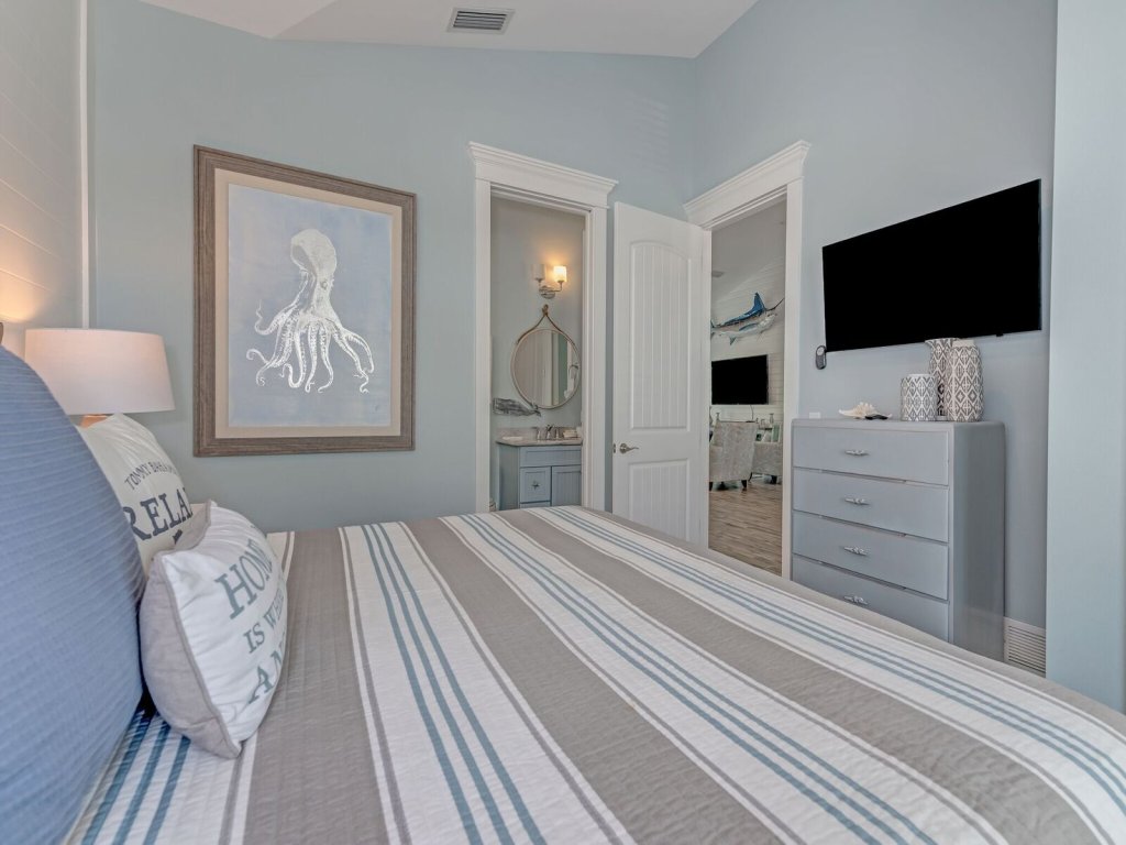307 65th Street Vacation Rental in Holmes Beach - RedAwning