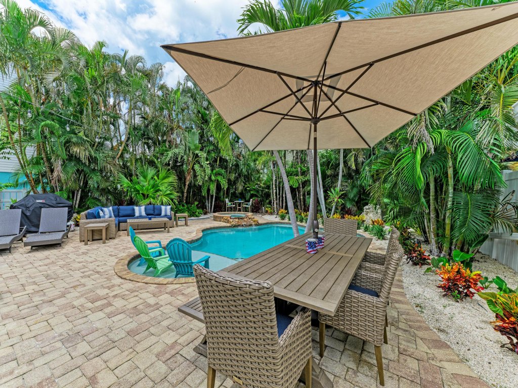 Beach Bliss Vacation Rental in Holmes Beach - RedAwning