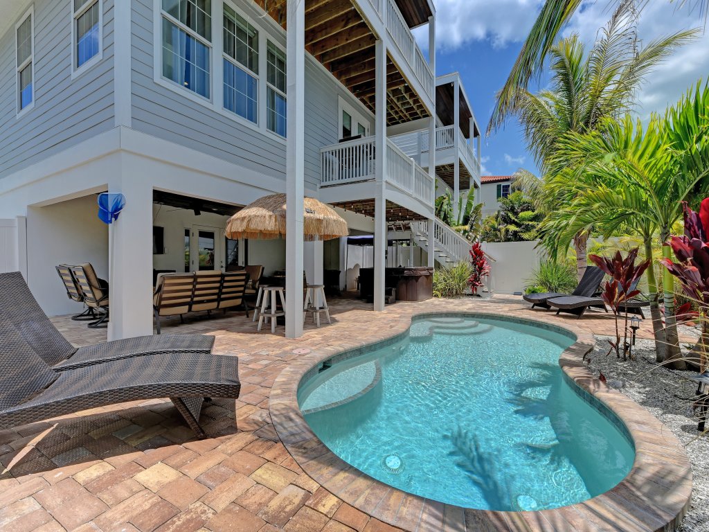 Paradise Found Vacation Rental in Holmes Beach - RedAwning