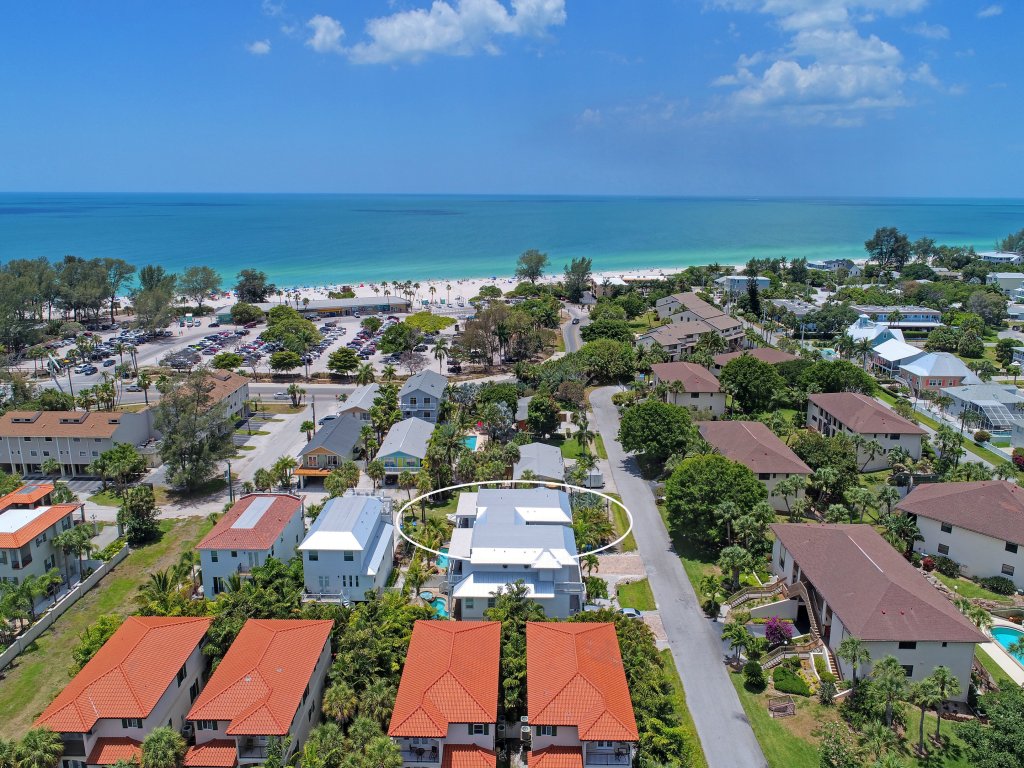 Paradise Found Vacation Rental in Holmes Beach - RedAwning