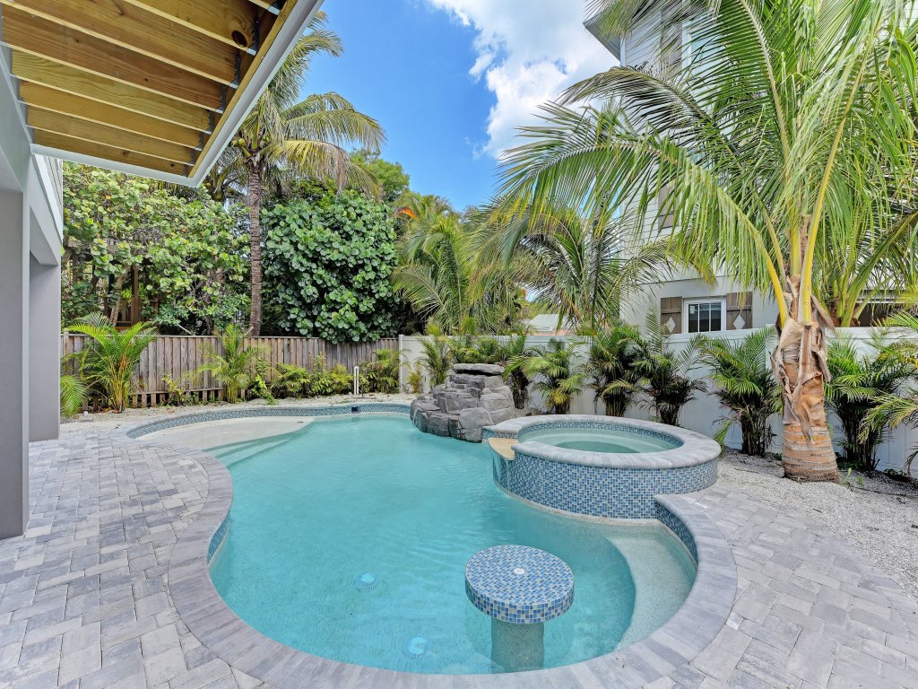 Mermaids Landing Vacation Rental in Holmes Beach - RedAwning