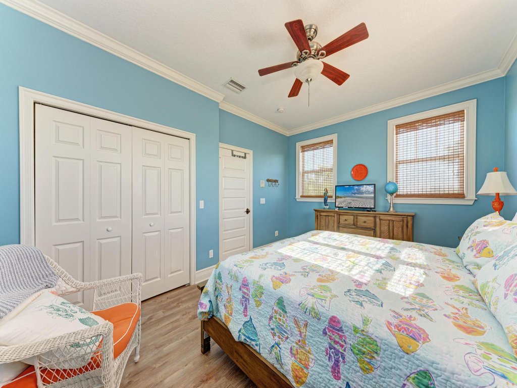 Crosswind Cottage Vacation Rental in Holmes Beach - RedAwning