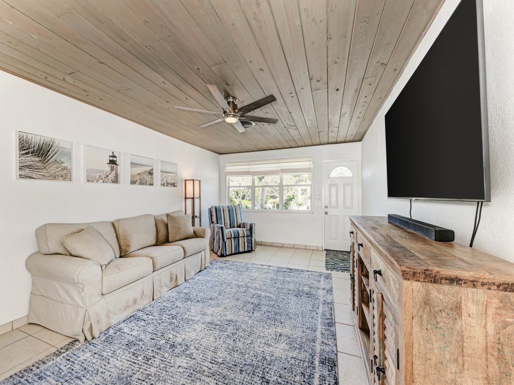 Chasing Waves Vacation Rental in Holmes Beach - RedAwning