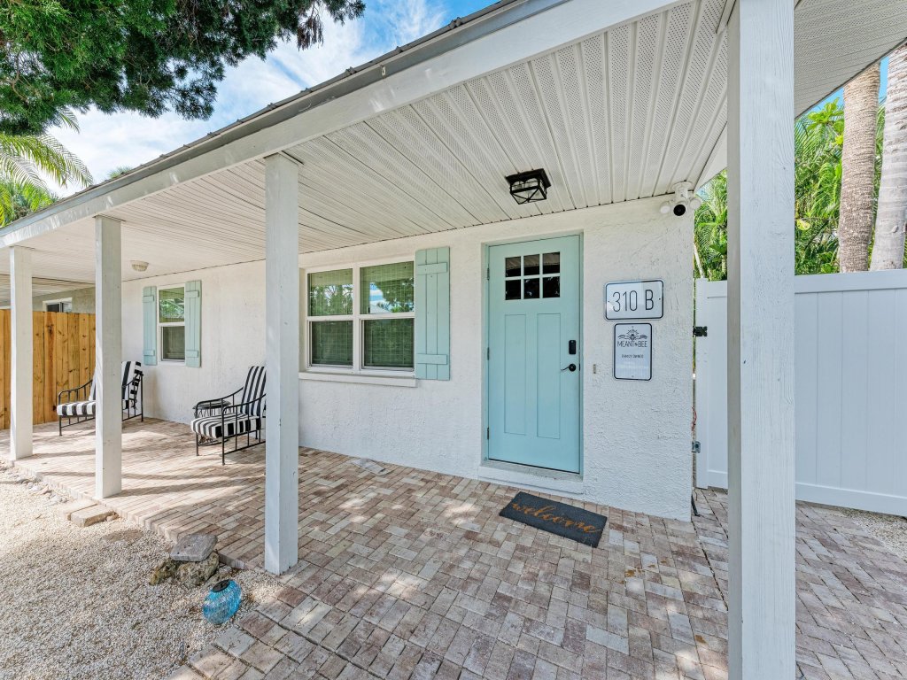 Meant to Bee on AMI Vacation Rental in Bradenton Beach - RedAwning