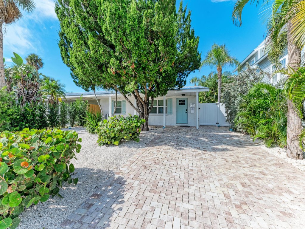 Meant to Bee on AMI Vacation Rental in Bradenton Beach - RedAwning