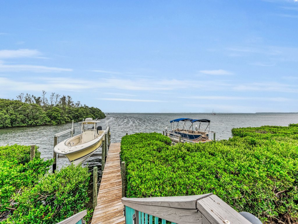 Bay House Retreat Vacation Rental in Florida - RedAwning