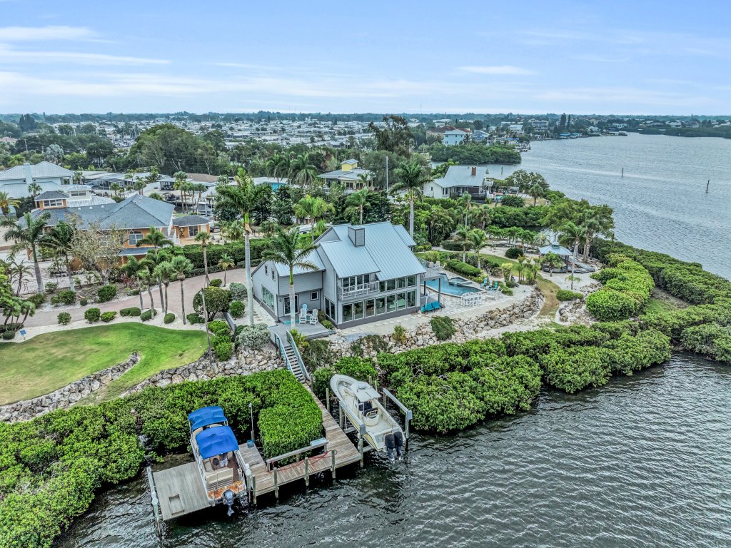 Bay House Retreat Vacation Rental in Florida - RedAwning