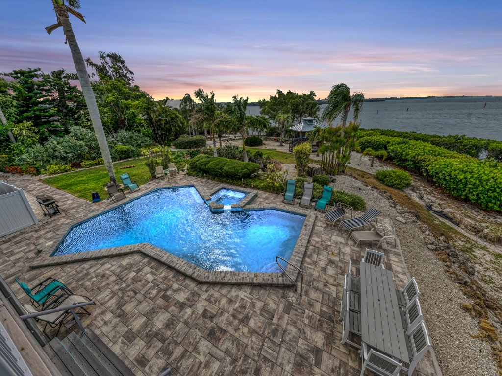 Bay House Retreat Vacation Rental in Florida - RedAwning