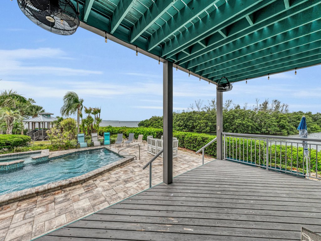 Bay House Retreat Vacation Rental in Florida - RedAwning