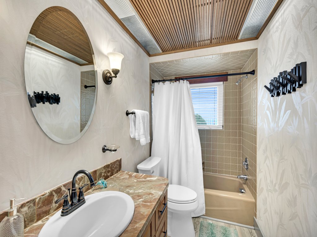 Bay House Retreat Vacation Rental in Florida - RedAwning
