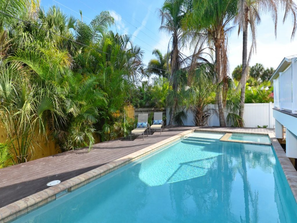 Seahorse Beach House Vacation Rental in Holmes Beach - RedAwning