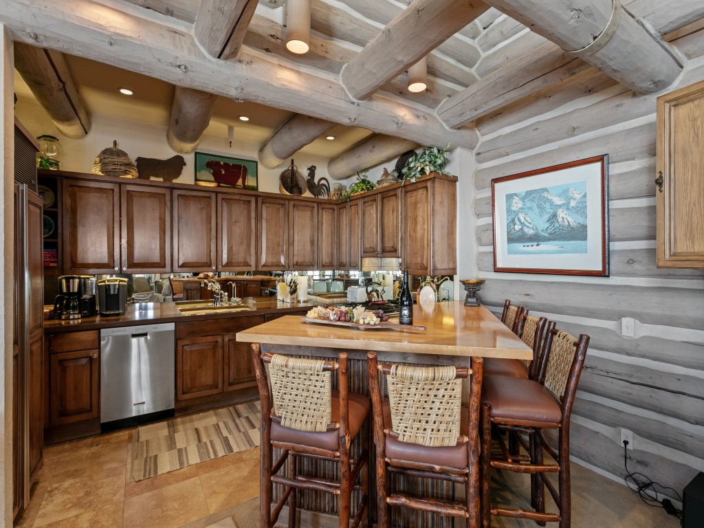 Pine Inn at Trail's End - Three Bedroom w/ Spa #6 Vacation Rental in Park City - RedAwning