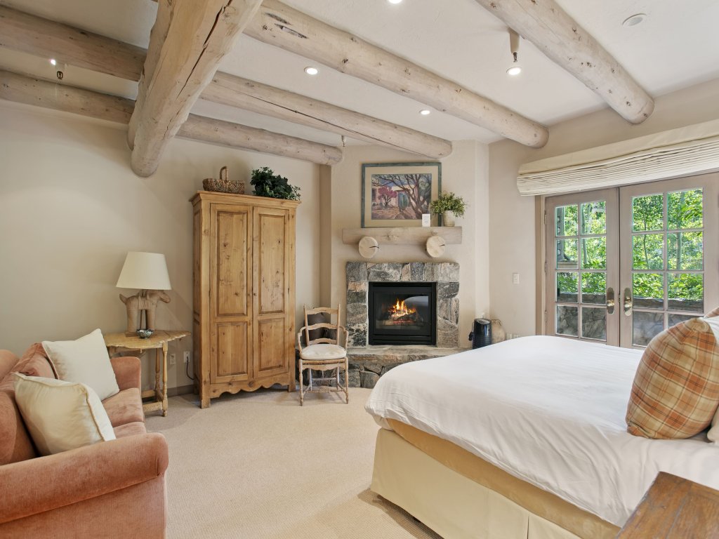 Pine Inn at Trail's End - Three Bedroom w/ Spa #6 Vacation Rental in Park City - RedAwning