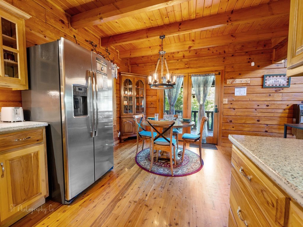 Burning Tree Vacation Rental in Sevierville - RedAwning
