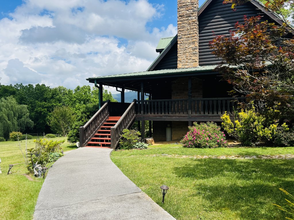 Burning Tree Vacation Rental in Sevierville - RedAwning