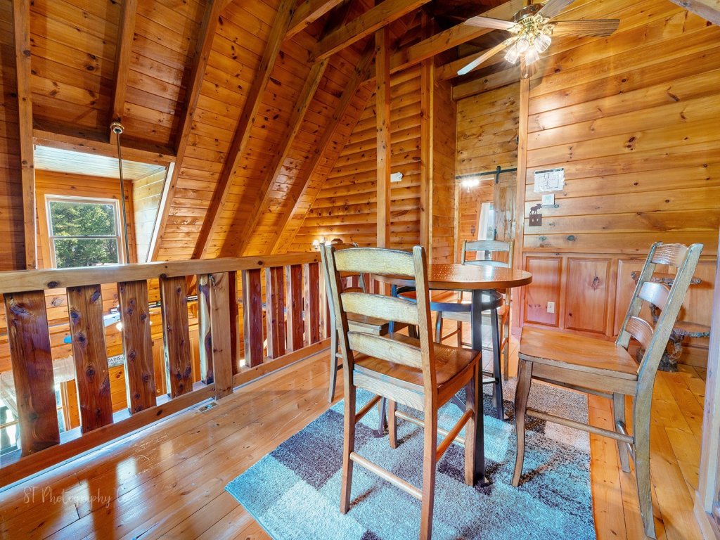Burning Tree Vacation Rental in Sevierville - RedAwning