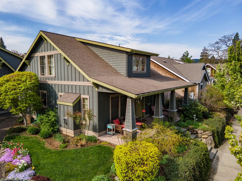 Neighborhood Nest Vacation Rental in Hood River - RedAwning