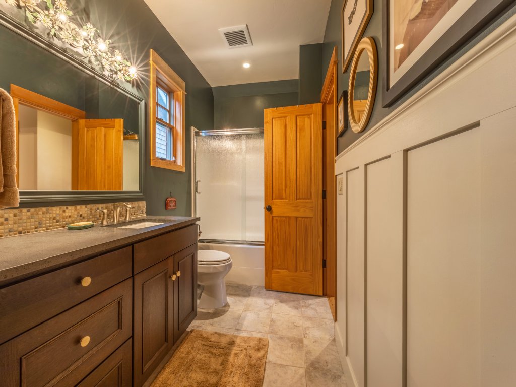 Neighborhood Nest Vacation Rental in Hood River - RedAwning