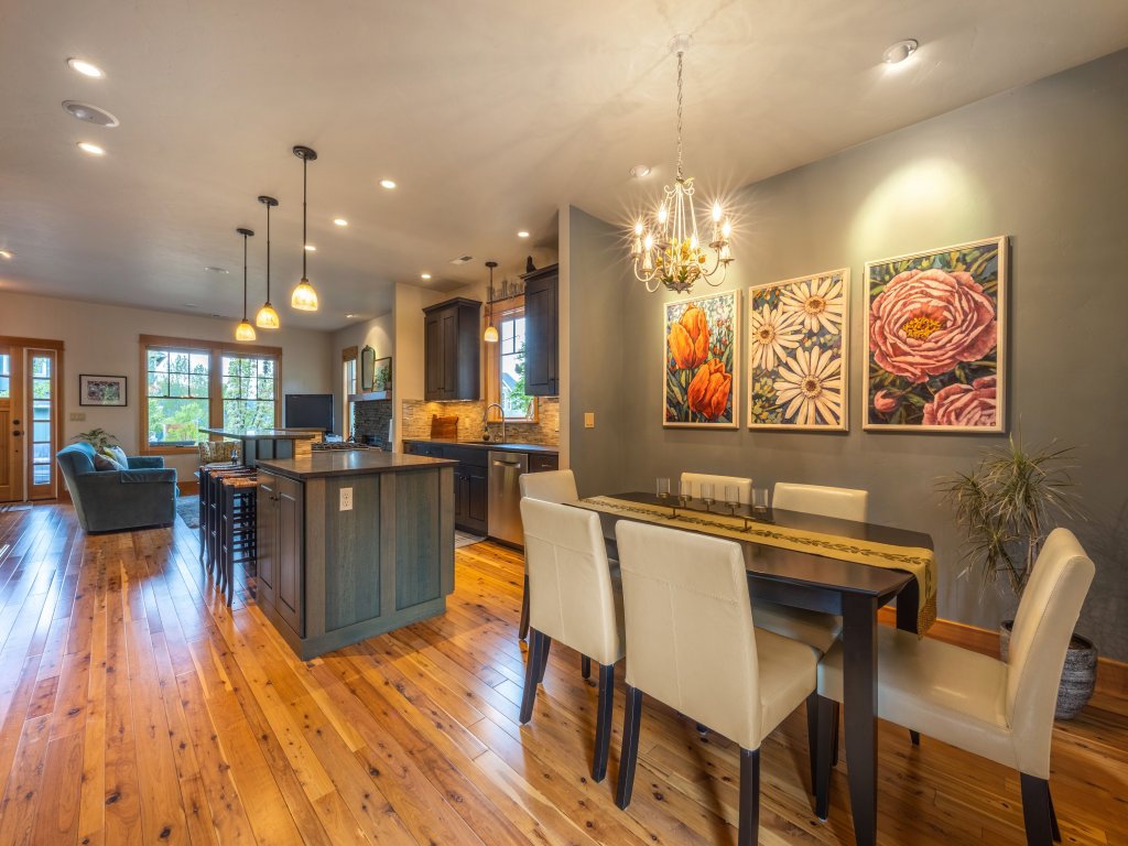 Neighborhood Nest Vacation Rental in Hood River - RedAwning