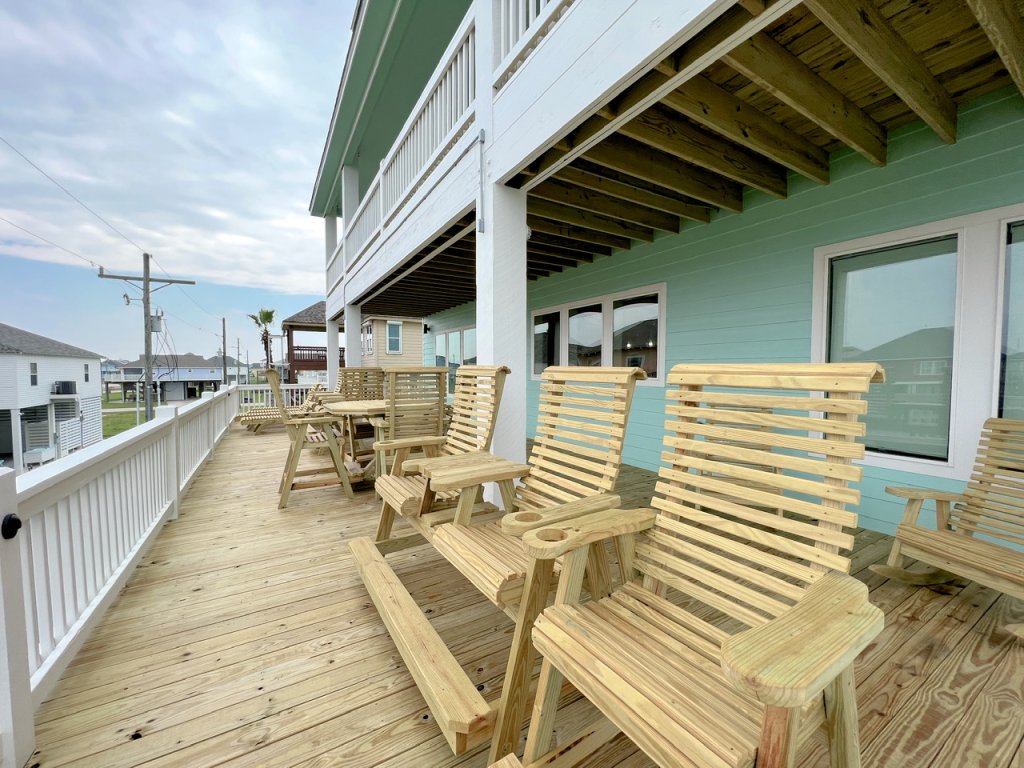 On Deck Crystal Beach Home Vacation Rental in Texas - RedAwning
