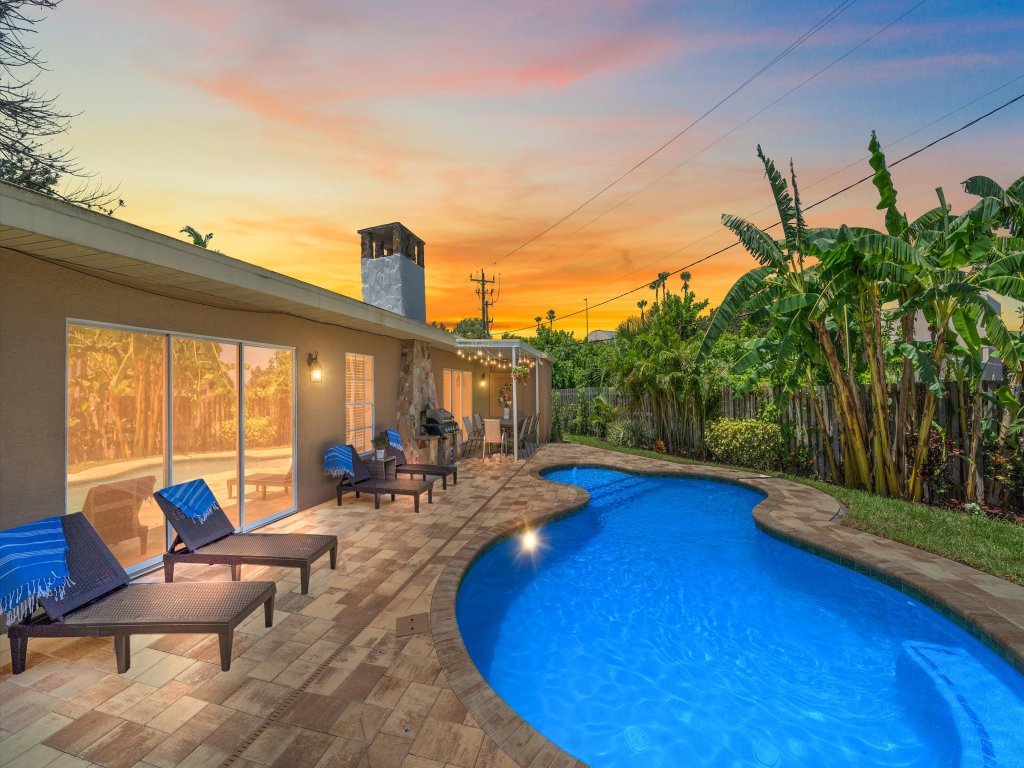 Paradise Palace Vacation Rental in Sarasota - RedAwning